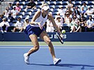 Markéta Vondrouová dobíhá krátký míek v osmifinále tenisového US Open.