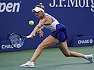 Markéta Vondrouová se natahuje za míkem bhem osmifinále tenisového US Open.