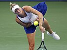 Markéta Vondrouová servíruje v osmifinálovém utkání tenisového US Open.