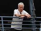 Bývalý tenista John McEnroe eká na zaátek duelu mezi Novakem Djokoviem a...