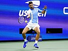 Srbský tenista Novak Djokovi hraje forhend v semifinále US Open.