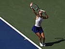 eská tenistka Markéta Vondrouová servíruje v osmifinále US Open.