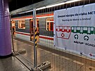 Omezen� n�stupu do vlaku ve stanici metra Zli��n