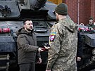 Ukrajinský prezident Volodymyr Zelenskyj pedává medaile ukrajinským vojákm...
