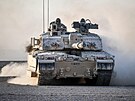 Bojový tank Challenger 2 na manévrech v ománské pouti (7. íjna 2018)