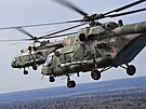 Bojové vrtulníky Mil Mi-8 letí bhem nácviku v Moskevské oblasti. (16. dubna...