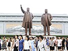 Lidé navtvují sochy bývalých vdc Kim Ir-sena a Kim ong-ila v Pchjongjangu...