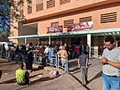 Lidé stojí ped nemocnicí v Marrákei po silném zemtesení (9. záí 2023)