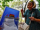 Lidé volí v místních volbách v Makijivce v Ruskem okupované Doncké oblasti na...