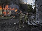 Záchranái eí následky ruského úderu na ukrajinské msto Kosantynivka. (6....