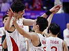 Japontí basketbalisté se radují z výhry na mistrovství svta.