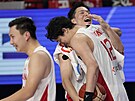 Japontí basketbalisté se radují z výhry na mistrovství svta.
