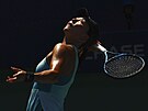 Wang Sin-jü servíruje v osmifinále US Open