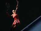 Aryna Sabalenková servíruje ve tetím kole US Open.