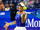 eská tenistka Markéta Vondrouová hraje forhend ve tvrtfinále US Open.