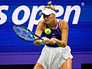 eská tenistka Markéta Vondrouová hraje bekhend ve tvrtfinále US Open.