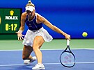 eská tenistka Markéta Vondrouová hraje bekhend ve tvrtfinále US Open.