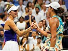 eská tenistka Markéta Vondrouová (vlevo) gratuluje po tvrtfinále US Open své...