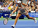 Americká tenistka Madison Keysová se natahuje po míi ve tvrtfinále US Open.