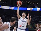 Srbský basketbalista Bogdan Bogdanovi zakonuje proti Kanad v semifinále...