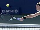 eská tenistka Karolína Muchová se natahuje po míi ve tetím kole US Open.