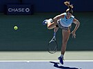 eská tenistka Karolína Muchová podává ve tetím kole US Open.