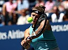 eská tenistka Karolína Muchová hraje bekhend ve tetím kole US Open.