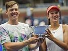 Kazasko-finská dvojice Anna Danilinová a Harri Heliövaara pózuje s trofejí pro...