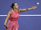 Bloruska Aryna Sabalenková podává ve finále US Open.