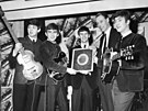 Beatles pebírají od George Martina z EMI stíbrný disk na poest prodeje tvrt...