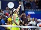 Lotyská tenistka Jelena Ostapenková mává divákm po vítzství v osmifinále US...