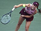 Rumunka Sorana Cirsteaová servíruje v osmifinále US Open.