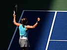 Karolína Muchová zvedá ruce nad hlavu po vítzství v osmifinále US Open.