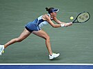 výcarka Belinda Bencicová se natahuje po balonku v osmifinále US Open.