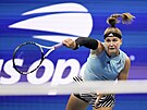 Karolína Muchová podává v semifinále US Open.