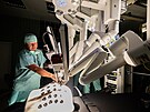 Chirurg ukazuje, jak funguje nov robotick operan systm ve Fakultn...