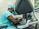 Chirurg ukazuje, jak funguje nov� robotick� opera�n� syst�m ve Fakultn�...