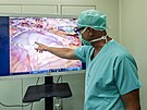 Chirurg ukazuje, jak funguje nový robotický operaní systém ve Fakultní...