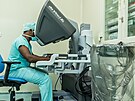 Chirurg ukazuje, jak funguje nov� robotick� opera�n� syst�m ve Fakultn�...
