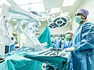 Operace s pomocí robotického systému ve Fakultní nemocnici Hradec Králové (31....