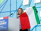 Giorgia Meloniová drí italskou vlajku na pódiu bhem protivládní demonstrace v...