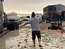 Úastník festivalu Burning Man se brodí bahnem. (1. záí 2023)