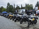 Flotila pedvádcích motocykl Harley-Davidson pipravených k demo jízdám
