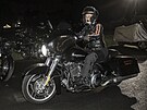 Káa Touimská sama ídí motocykl Harley-Davidson a nezastaví ji noc ani dé
