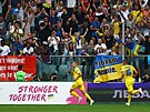 Oleksandr Zinenko (uprosted) z Ukrajiny oslavuje gól, který práv vstelil...