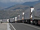 Francouzské kamiony s humanitární pomocí pro Armény v Náhorním Karabachu stojí...