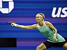 Marie Bouzková dobíhá míek ve tetím kole US Open.