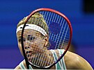 Marie Bouzková se schovává za výpletem bhem tetího kola US Open.