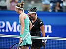 Marie Bouzková gratuluje Uns Dábirové k výhe ve tetím kole US Open.