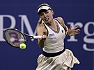 Jekatrina Alexandrovová hraje forhend bhem tetího kola US Open.